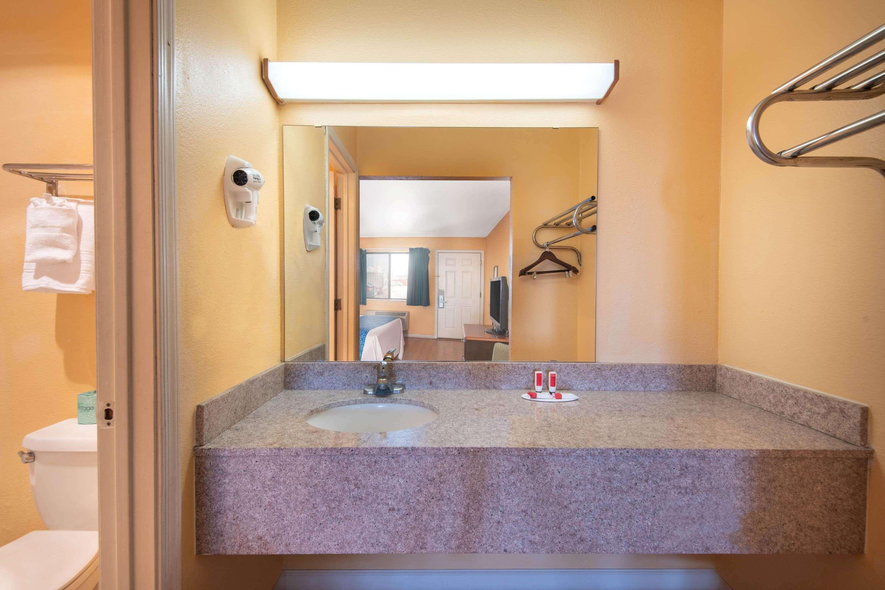Travelodge By Wyndham Kingman Esterno foto